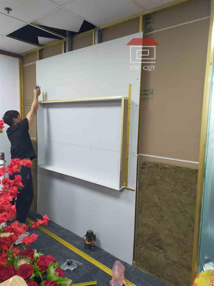 Công nhân thi công vách thạch cao phòng họp và khu lễ tân