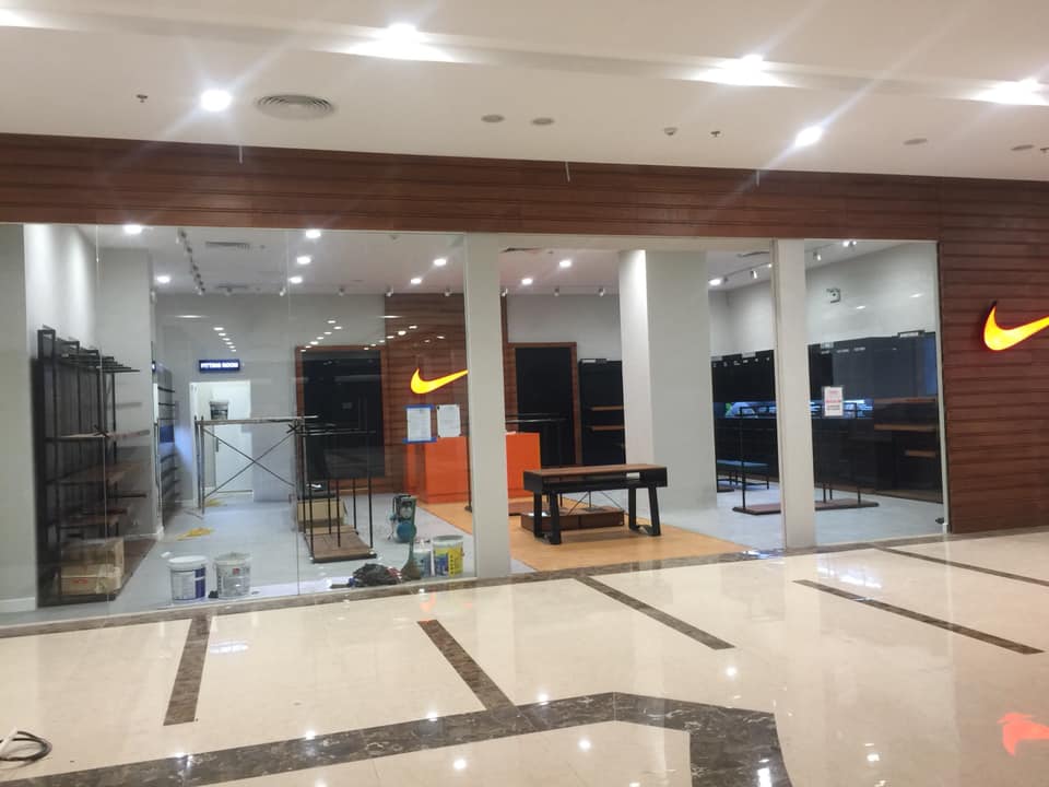 Hình ảnh thực tế trong quá trình thi công nội thất showroom