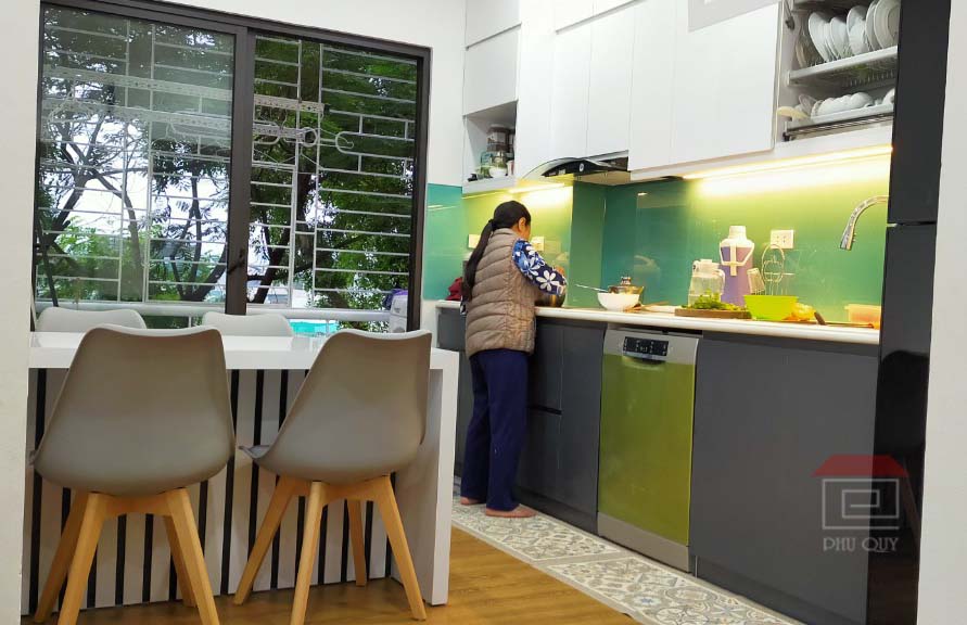 Căn bếp đầy đủ phụ kiện - thiết bị hiện đại