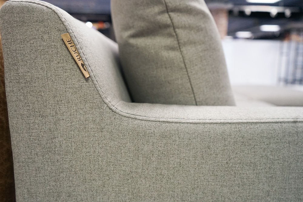 Kiểm tra đường chỉ may sofa phòng khách thường xuyên để khắc phục kịp thời