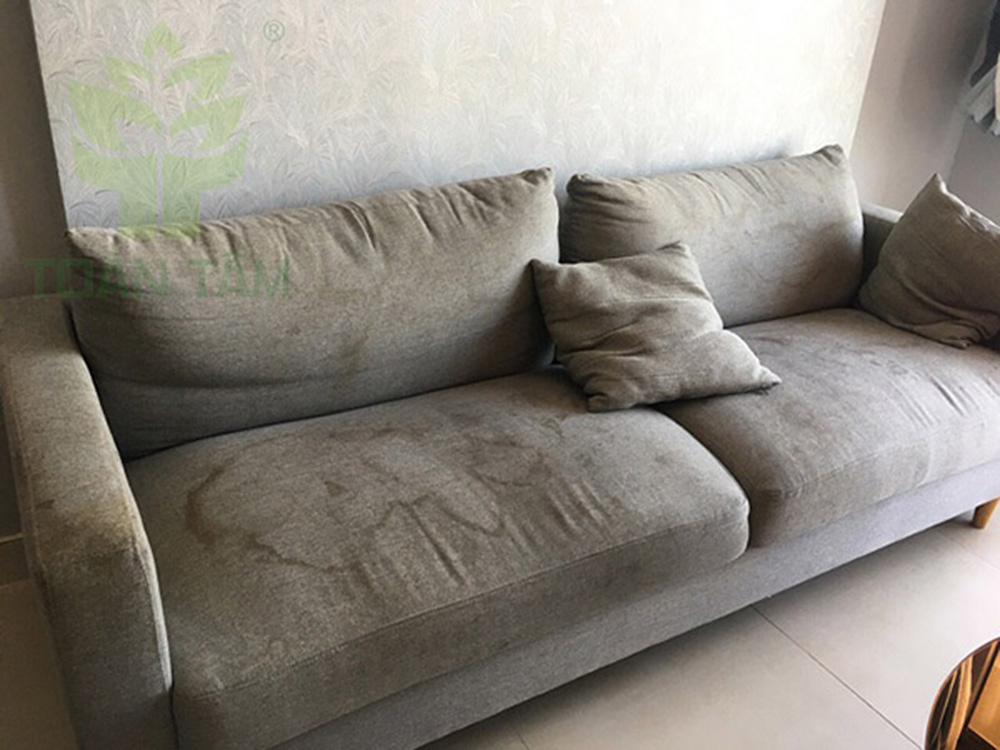 Dùng máy hút mùi hoặc điều hoà để tránh sofa phòng khách bị nồm ẩm