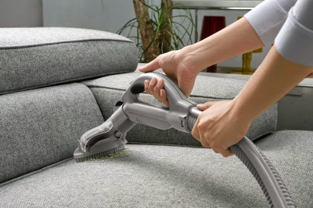nên thực hiện việc hút bụi bề mặt sofa ít nhất một lần mỗi tuần