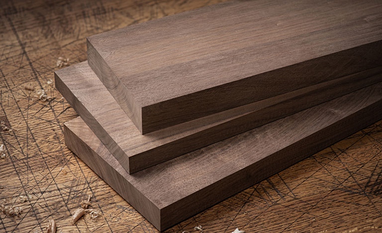 Gỗ óc chó là loại gỗ được sử dụng phổ biến nhất để làm sofa